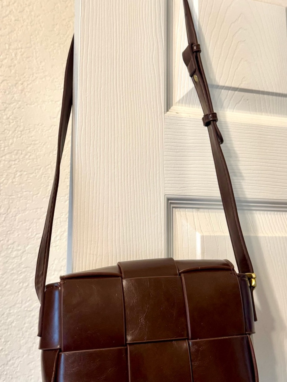 Classic Brown Woven Crossbody Bag - Women's Faux Leather-Style Shoulder Bag